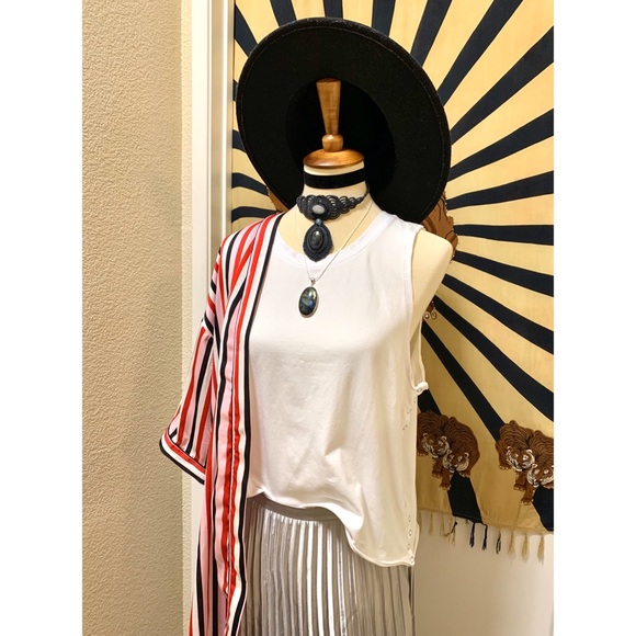 π Stylish modern distressed top - Picture 8 of 9